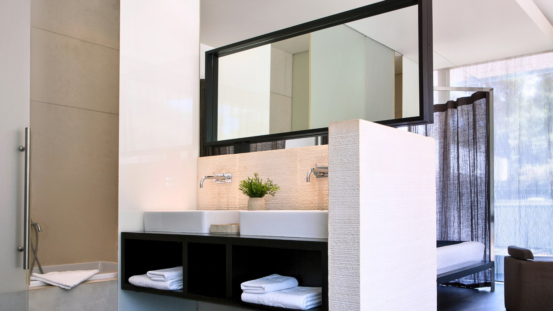 Junior Suite BathroomArea